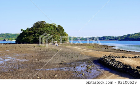 The island where Kojima Shrine, where the approach to the shrine appeared at low tide, is located The island where Kojima Shrine, where the approach to the shrine appeared at low tide, is located 92100629