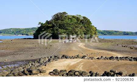 The island where Kojima Shrine, where the approach to the shrine appeared at low tide, is located 92100630