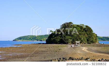 退潮時出現神社入口的兒島神社所在的島嶼 92100632