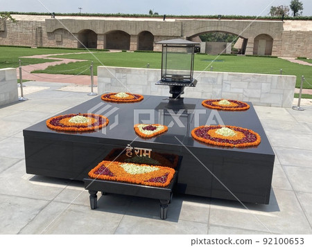 Gandhi's tomb 92100653