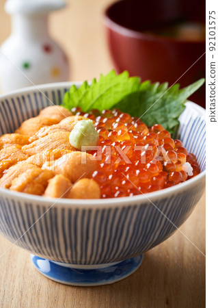 Bowl of rice dumplings 92101575