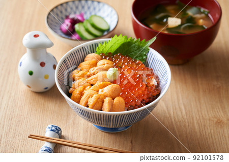 Bowl of rice dumplings 92101578