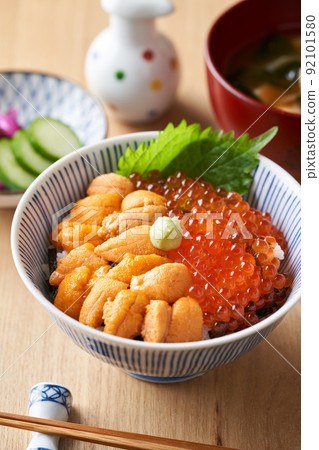 Bowl of rice dumplings 92101580