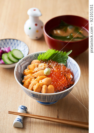 Bowl of rice dumplings 92101581