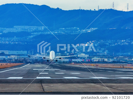 Aircraft taking off ・ Osaka International Airport (Itami Airport), Toyonaka City, Osaka Prefecture 92101720
