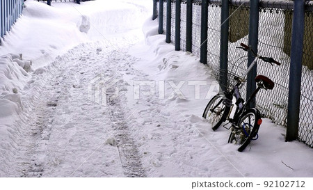 新潟縣湯澤町的雪路、圍欄和非法停放的自行車 92102712