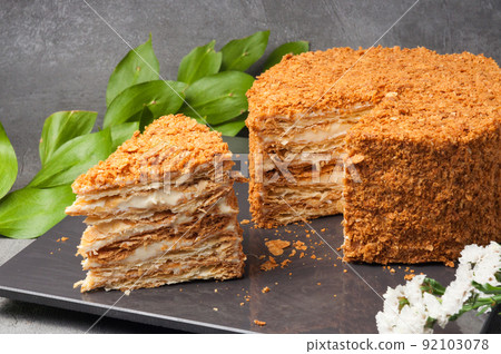 Delicate, crunchy puff pastry cakes soaked in vanilla cream, combined with natural vanilla and white chocolate Delicate, crunchy puff pastry cakes soaked in vanilla cream, combined with natural vanilla and white chocolate 92103078