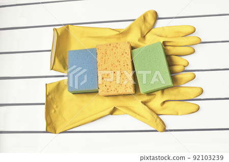 All purpose cleaning kit. Yellow rubber gloves and three synthetic sponges 92103239
