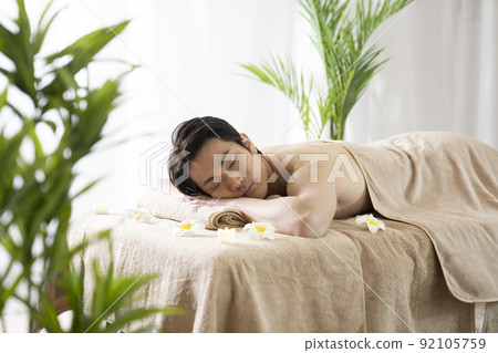 Men receiving esthetic Men receiving esthetic 92105759