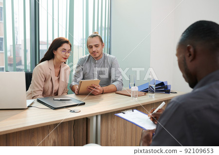 Managers Dicsuccing CV of Candidate Managers Dicsuccing CV of Candidate 92109653
