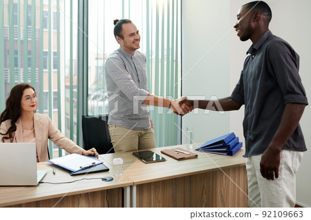Managers Geeting Job Applicant 92109663