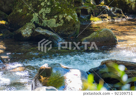 [Summer material] Zengorono Falls, a clear stream on the Norikura Plateau [Nagano Prefecture] 92109751