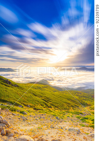[Sea of clouds material] Sea of clouds and sunrise on the Norikura plateau [Nagano Prefecture] 92109789