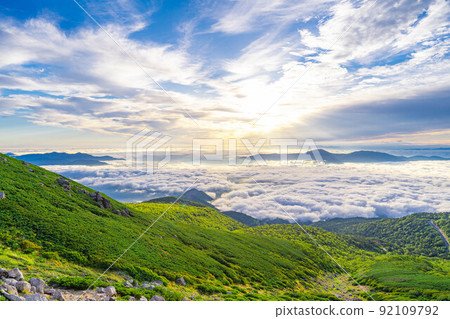 [Sea of clouds material] Sea of clouds and sunrise on the Norikura plateau [Nagano Prefecture] 92109792