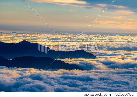 [Sea of clouds material] Sea of clouds and sunrise on the Norikura plateau [Nagano Prefecture] 92109796