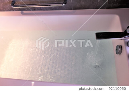 Scenery of putting hot water in the bathtub 92110060