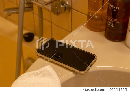 酒店單位浴室智能手機濕了 酒店單位浴室智能手機濕了 92111525