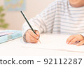 一個小學女生在客廳學習的照片 92112287