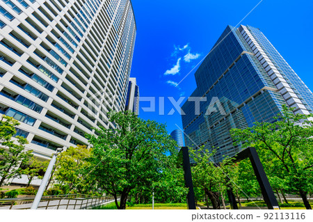 港區港南市東京品川中央花園和建築物的城市景觀 港區港南市東京品川中央花園和建築物的城市景觀 92113116