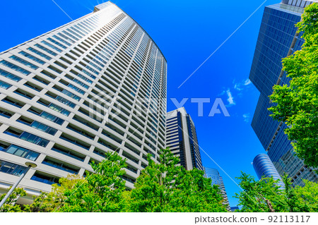 NBF 品川塔和品川 V 塔在品川大公地，東京港區港南的城市景觀 92113117