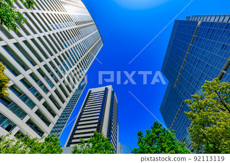 NBF 品川塔和品川 V 塔在品川大公地，東京港區港南的城市景觀 92113119