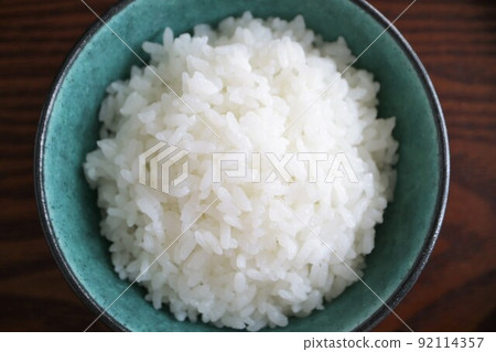 從正上方拍攝的白米飯 簡單的白米飯照片 白米飯的圖片 新鮮煮熟的白米飯 92114357