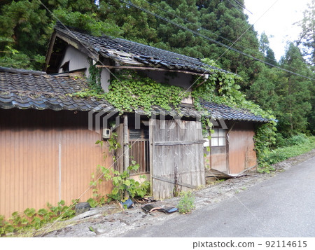 Unoccupied house left in the mountains and overgrown with grass | Social problems 92114615