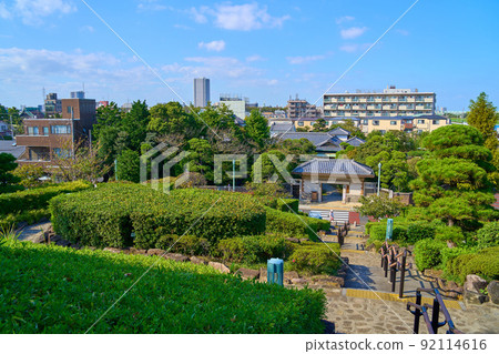 從東京都葛飾區柴又的柴又公園向北眺望（山本亭長屋門、柴又7丁目、金町地區等） 92114616