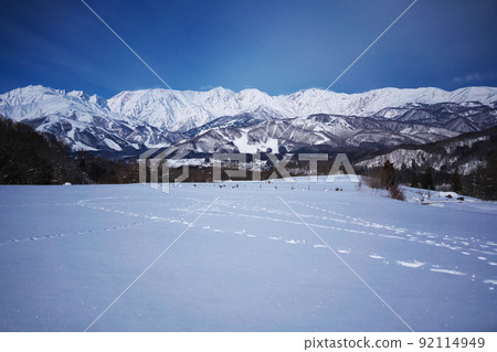 冬季從白馬村野平村看白馬的白馬山脈 冬季從白馬村野平村看白馬的白馬山脈 92114949