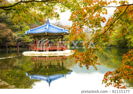 Autumn leaves of Naejangsa Temple Uhwajeong 92115177