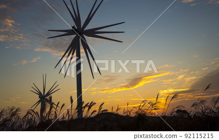 靈巖風力發電園區(靈山)山頂的日出 靈巖風力發電園區(靈山)山頂的日出 92115215