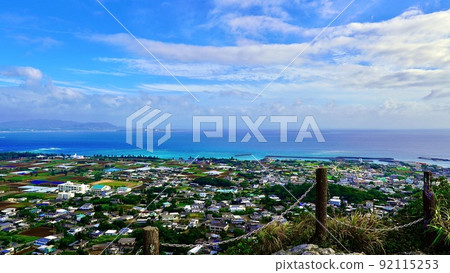 從城山山頂看到的伊江島和大海 92115253