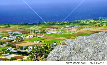 從城山山頂看到的伊江島和大海 從城山山頂看到的伊江島和大海 92115254