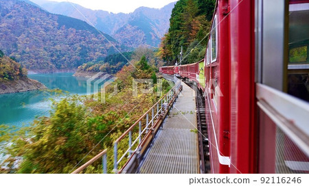 從大井川鐵道阿普托線看到的秋葉和河流 92116246