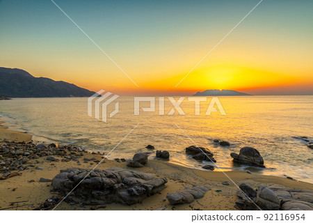 屋久島海龜築巢地永田海灘的日落（4月） - 夕陽映照天空，閃閃發光 92116954