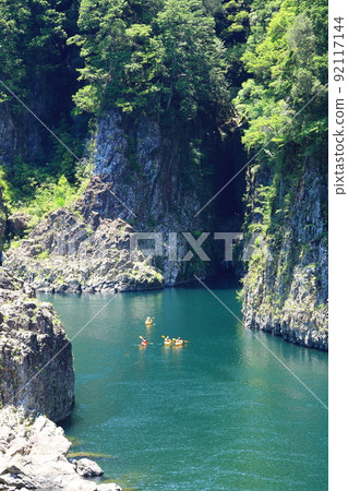 People who enjoy canoeing People who enjoy canoeing 92117144