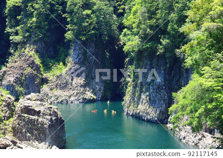 People who enjoy canoeing People who enjoy canoeing 92117145