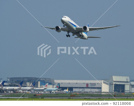 Narita Airport and Aircraft Narita Airport and Aircraft 92118008