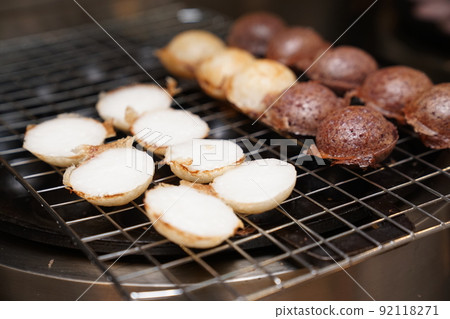 Cooking fresh kind of Thai sweetmeat., Bangkok, Thialand. Cooking fresh kind of Thai sweetmeat., Bangkok, Thialand. 92118271