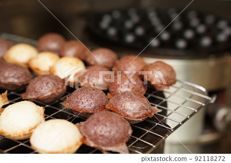 Cooking fresh kind of Thai sweetmeat., Bangkok, Thialand. Cooking fresh kind of Thai sweetmeat., Bangkok, Thialand. 92118272