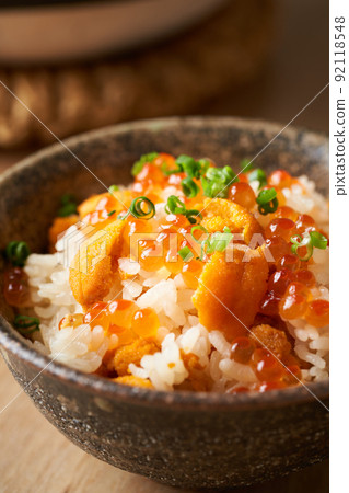 Sea urchin rice with salmon roe 92118548