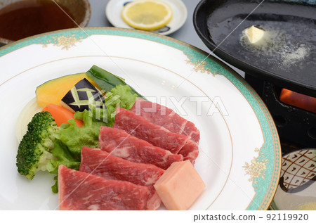 陶瓷板上烤牛肉的圖像 92119920