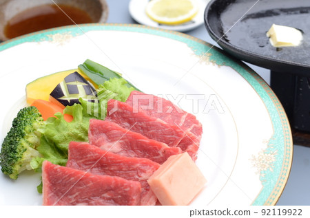 陶瓷板上烤牛肉的圖像 92119922