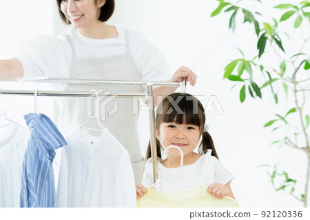 幫忙做家務的女孩 92120336