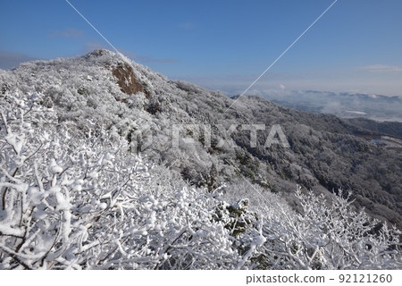 Snow scene of Okoyama Looking toward the summit from the small peak on the south side of Okoyama 92121260