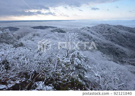 Snow scene of Okoyama: View the south ridge and the Kanto plain of the sea of clouds from the vicinity of the small peak on the south side of the summit Snow scene of Okoyama: View the south ridge and the Kanto plain of the sea of clouds from the vicinity of the small peak on the south side of the summit 92121840