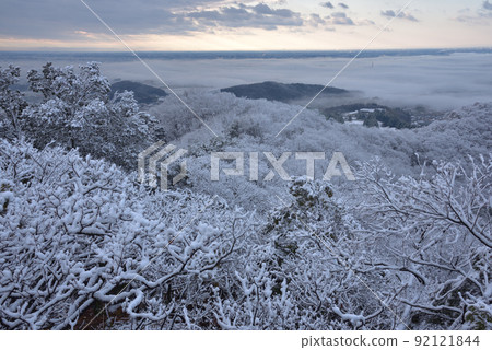 岡山雪景：從山頂南側的小峰附近遠眺南嶺和雲海的關東平原 92121844