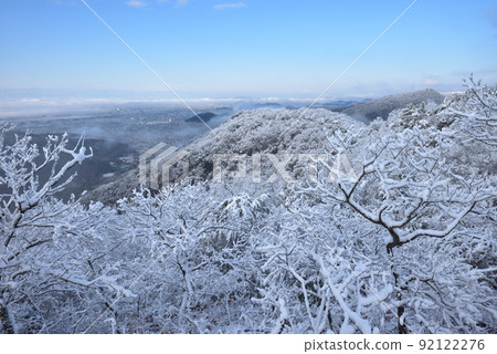 Snow scene of Okoyama: Looking toward Oboyama through the rime on the trees from the small peak on the south side of Okoyama 92122276