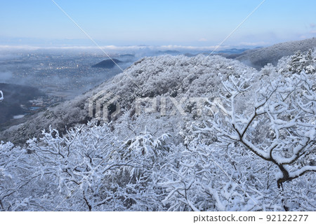 Snow scene of Okoyama: Looking toward Oboyama on the west side through the rime from the small peak on the south side of Okoyama Snow scene of Okoyama: Looking toward Oboyama on the west side through the rime from the small peak on the south side of Okoyama 92122277