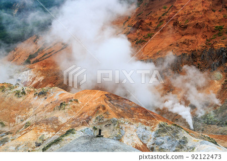 北海道登別市，七月時分，天空中蒸氣繚繞的登別地獄谷 92122473